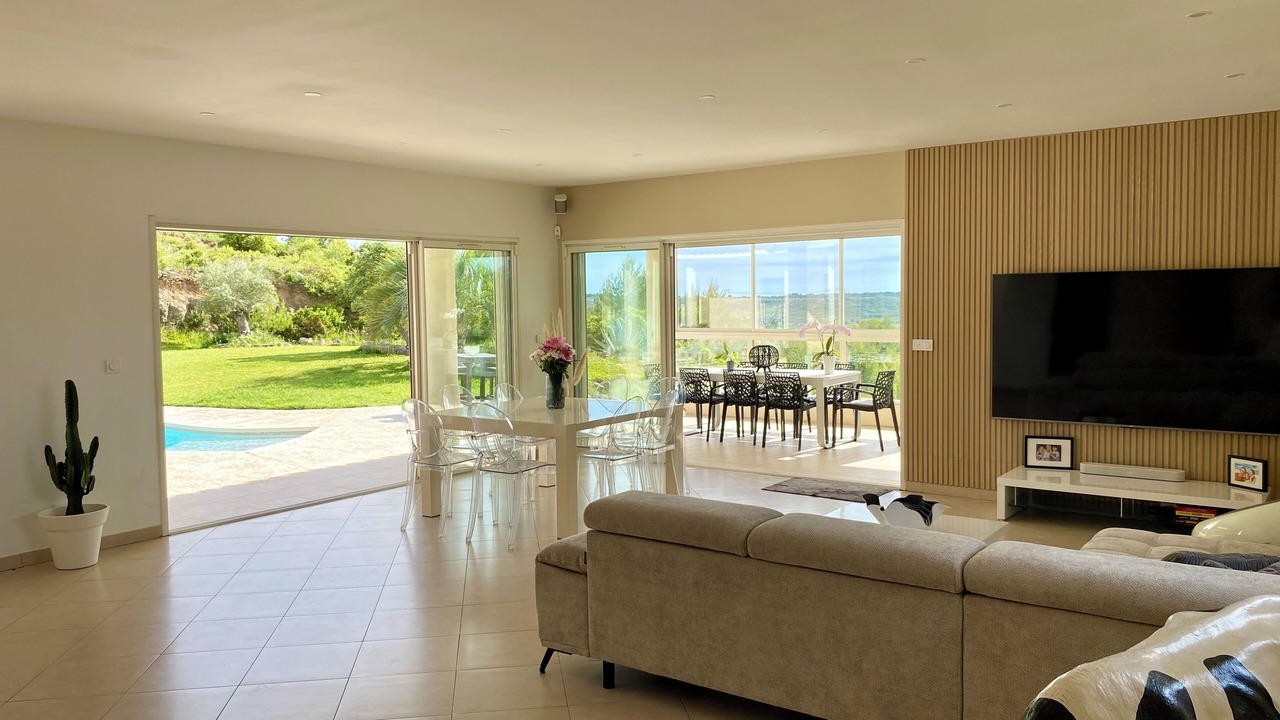Photo of Livingroom in Saint-Mitre-les-Remparts
