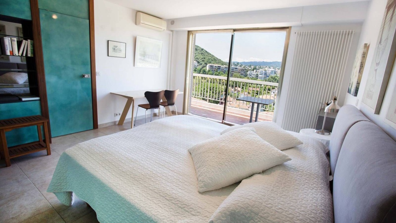 Photo of Bedroom in Mandelieu-la-Napoule Beach