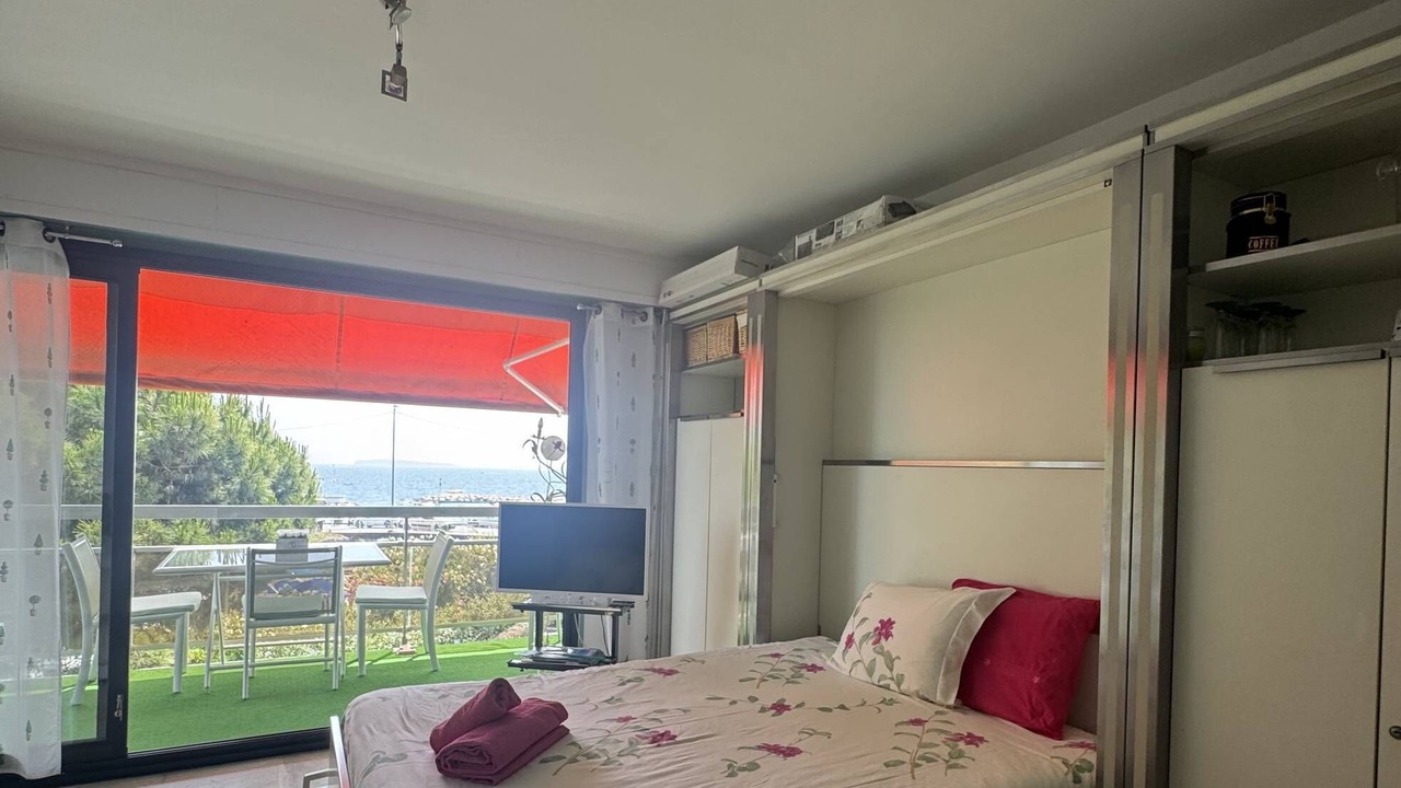 Photo of Bedroom in Mandelieu-la-Napoule Beach