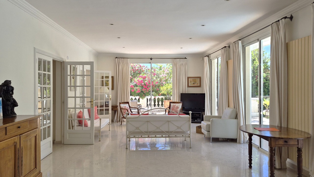 Photo of Livingroom in California - Pezou