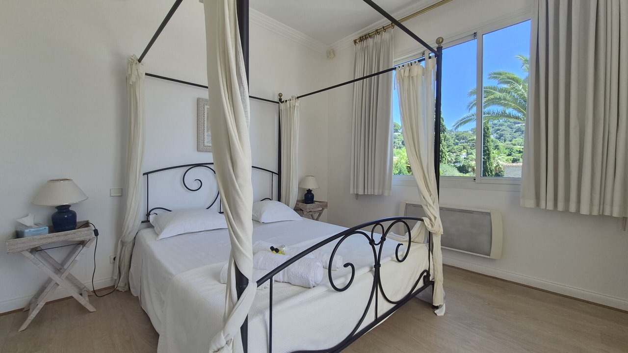 Photo of Bedroom in California - Pezou