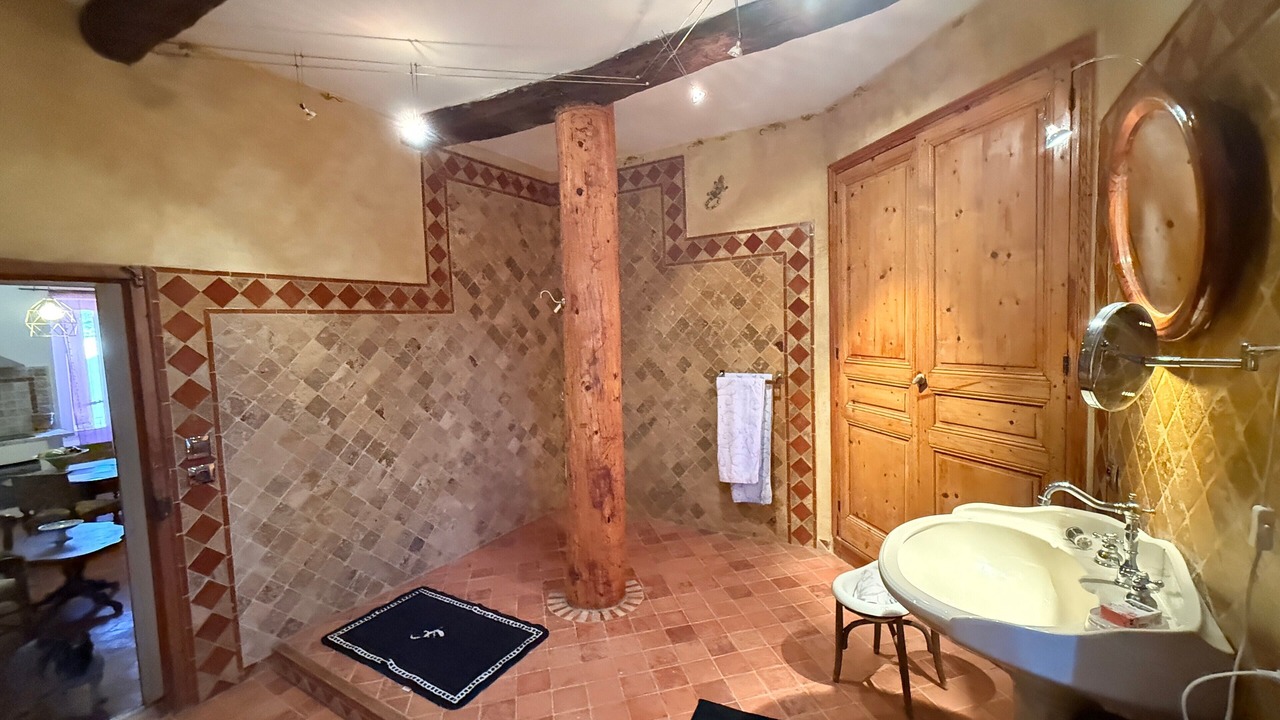 Photo of Bathroom in Violes