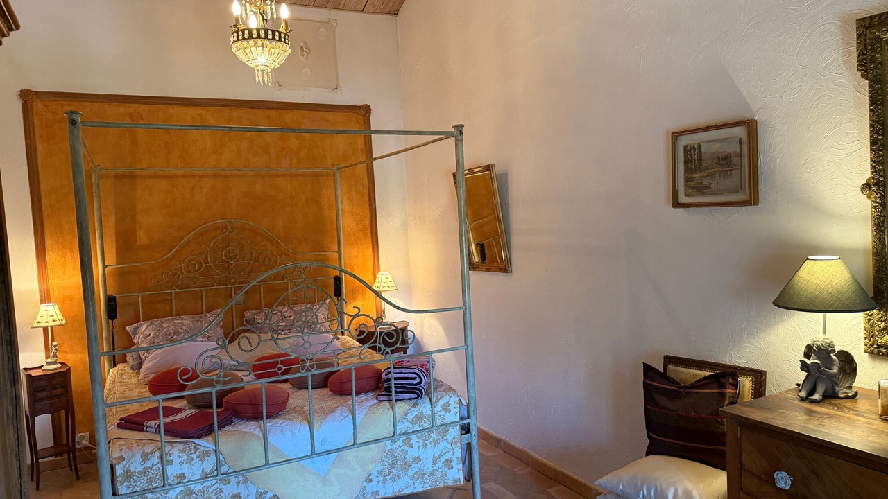 Photo of Bedroom in Violes