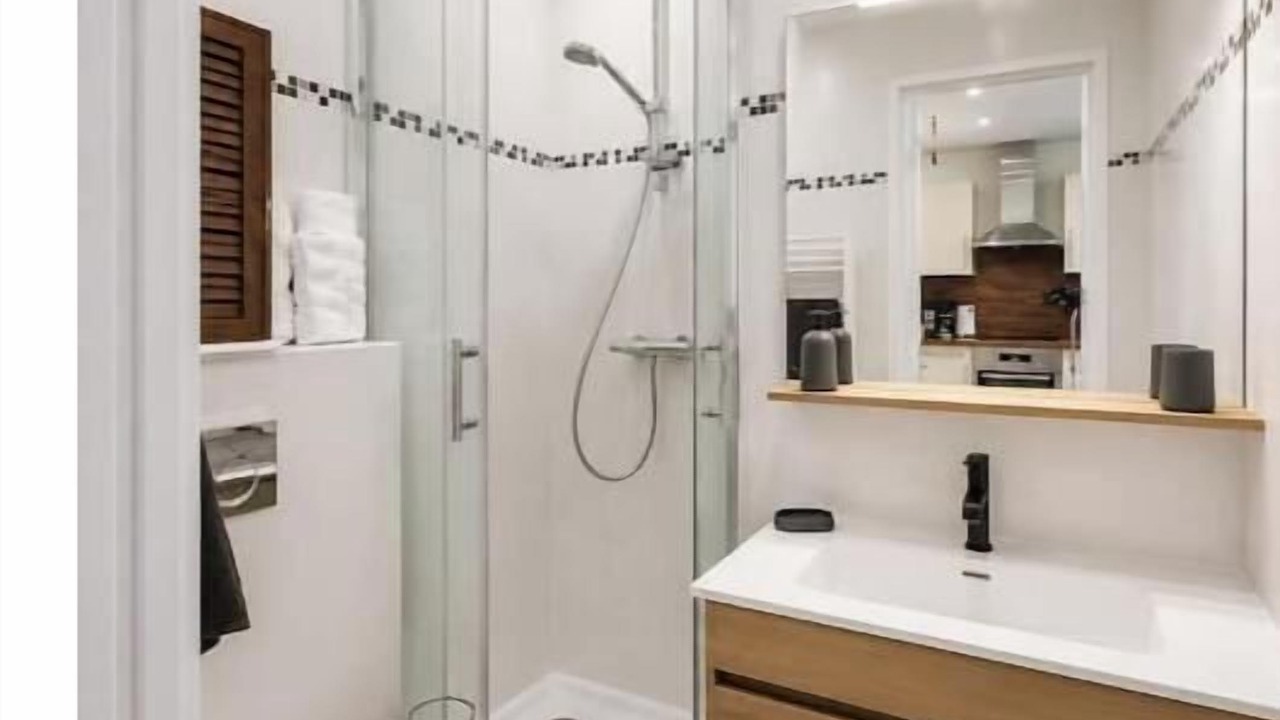 Photo of Bathroom in Prado - Republique