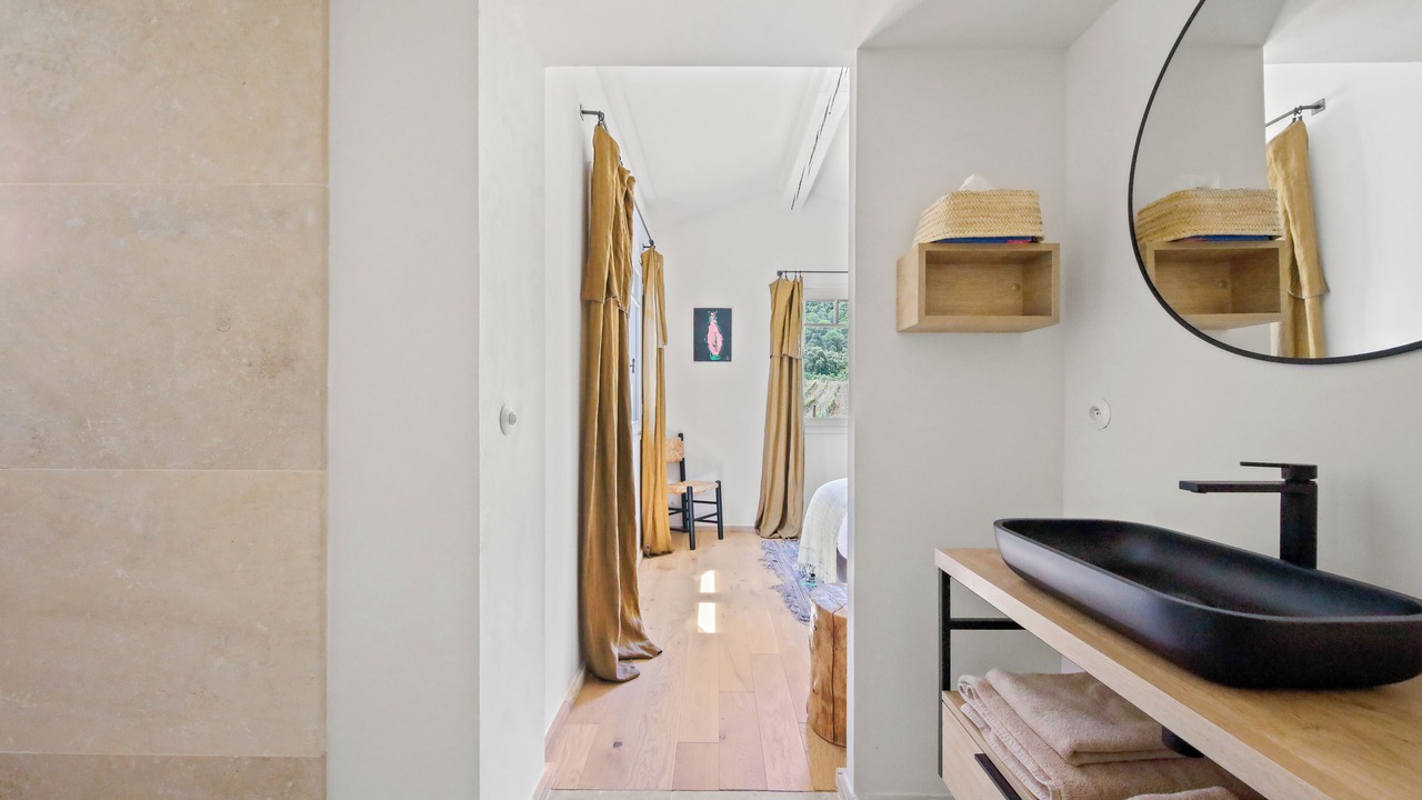 Photo of Bedroom in Meounes-les-Montrieux