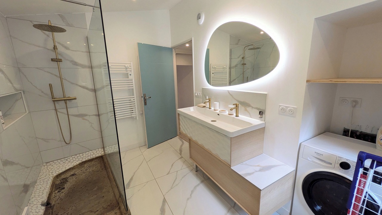 Photo of Bathroom in Mostuejouls