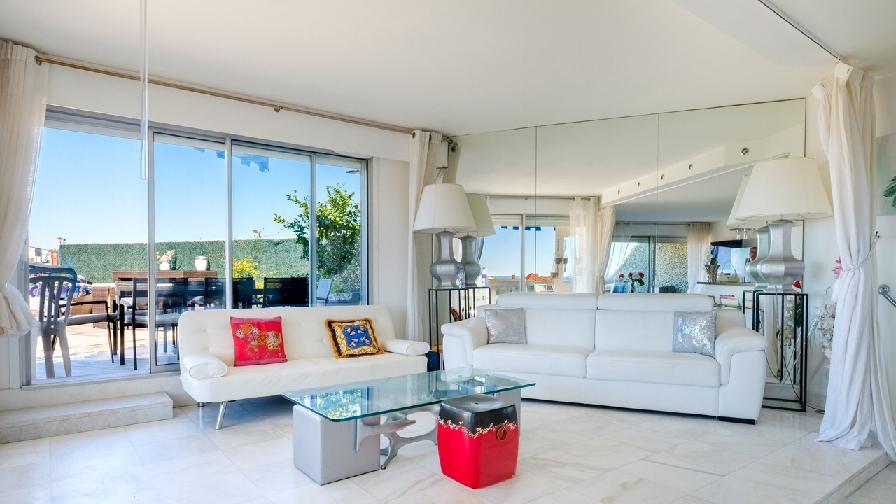 Photo of Livingroom in California - Pezou