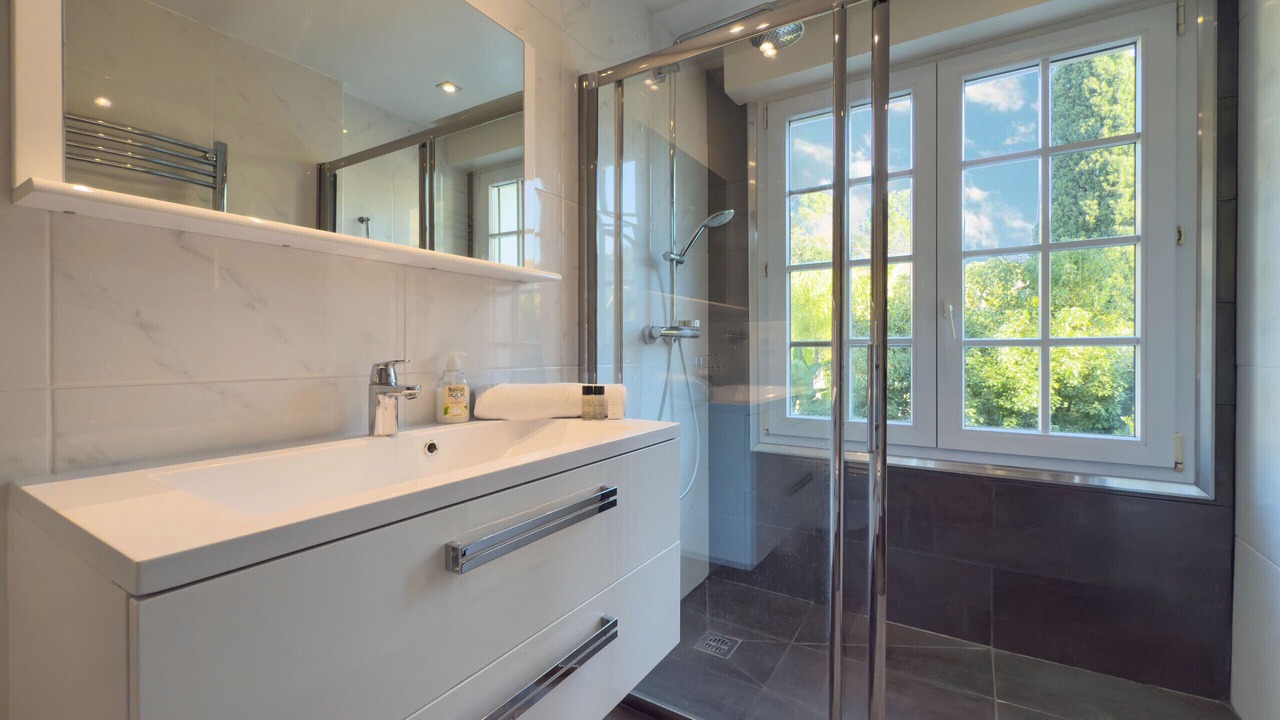 Photo of Bathroom in California - Pezou