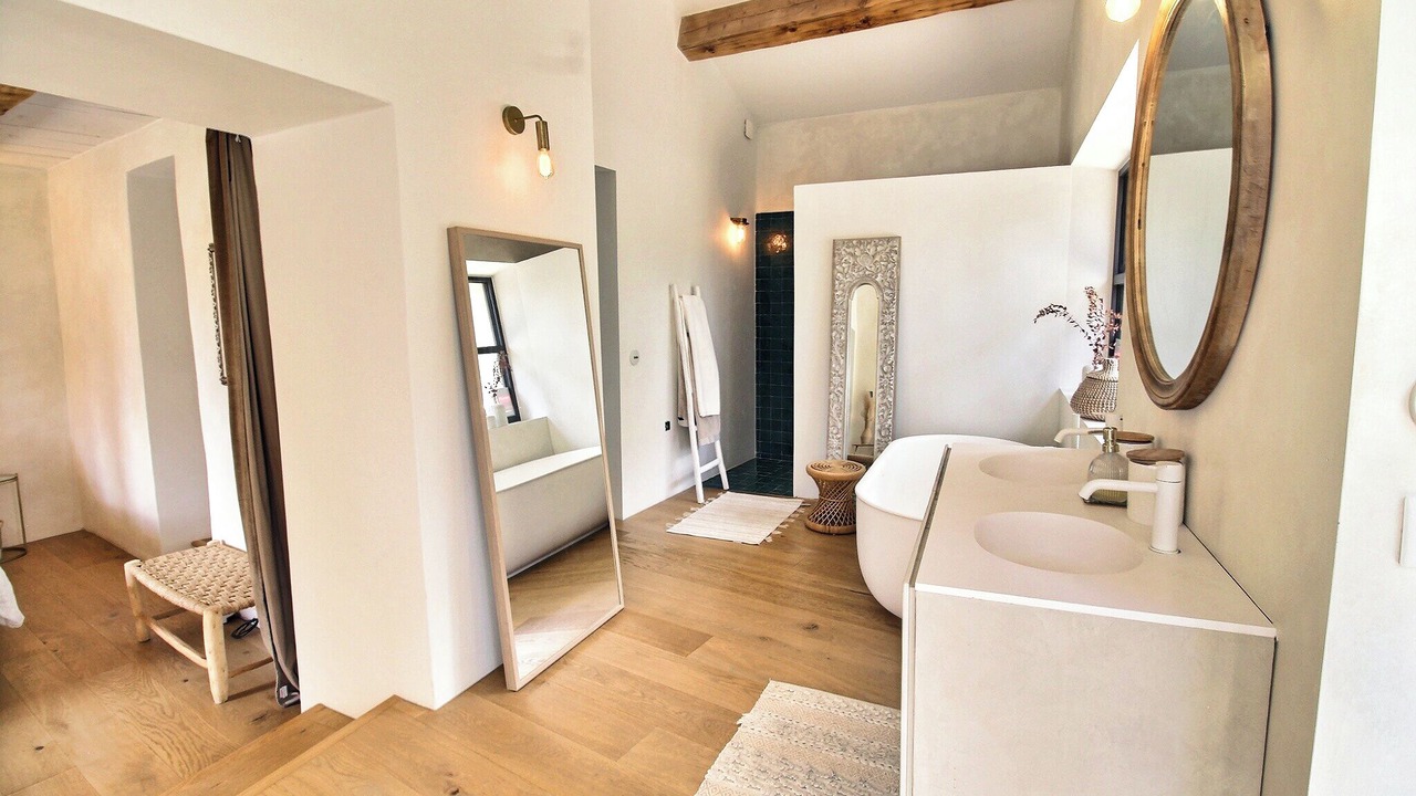 Photo of Bathroom in Saint-Marc-Jaumegarde