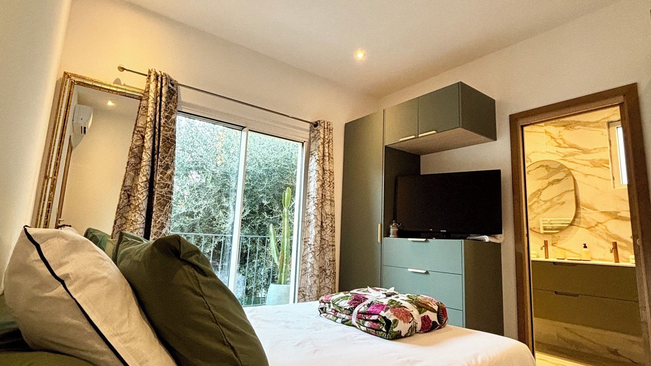 Photo of Bedroom in Prado - Republique