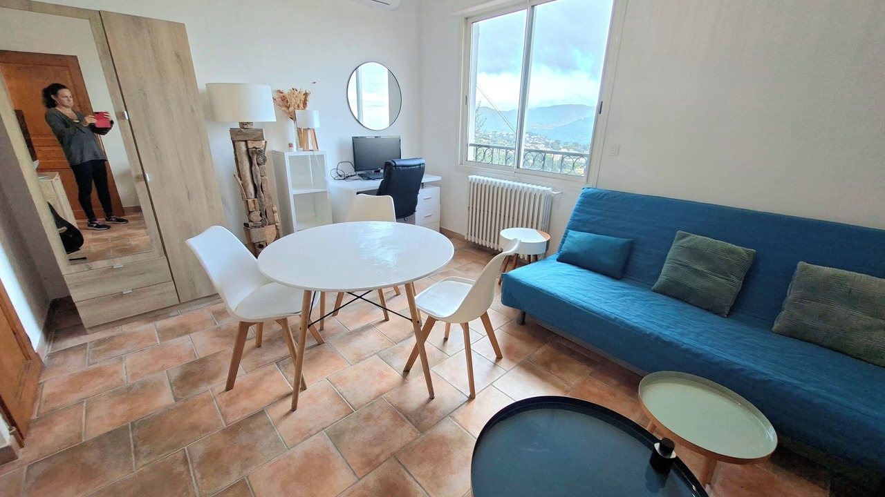 Photo of Livingroom in Gairaut