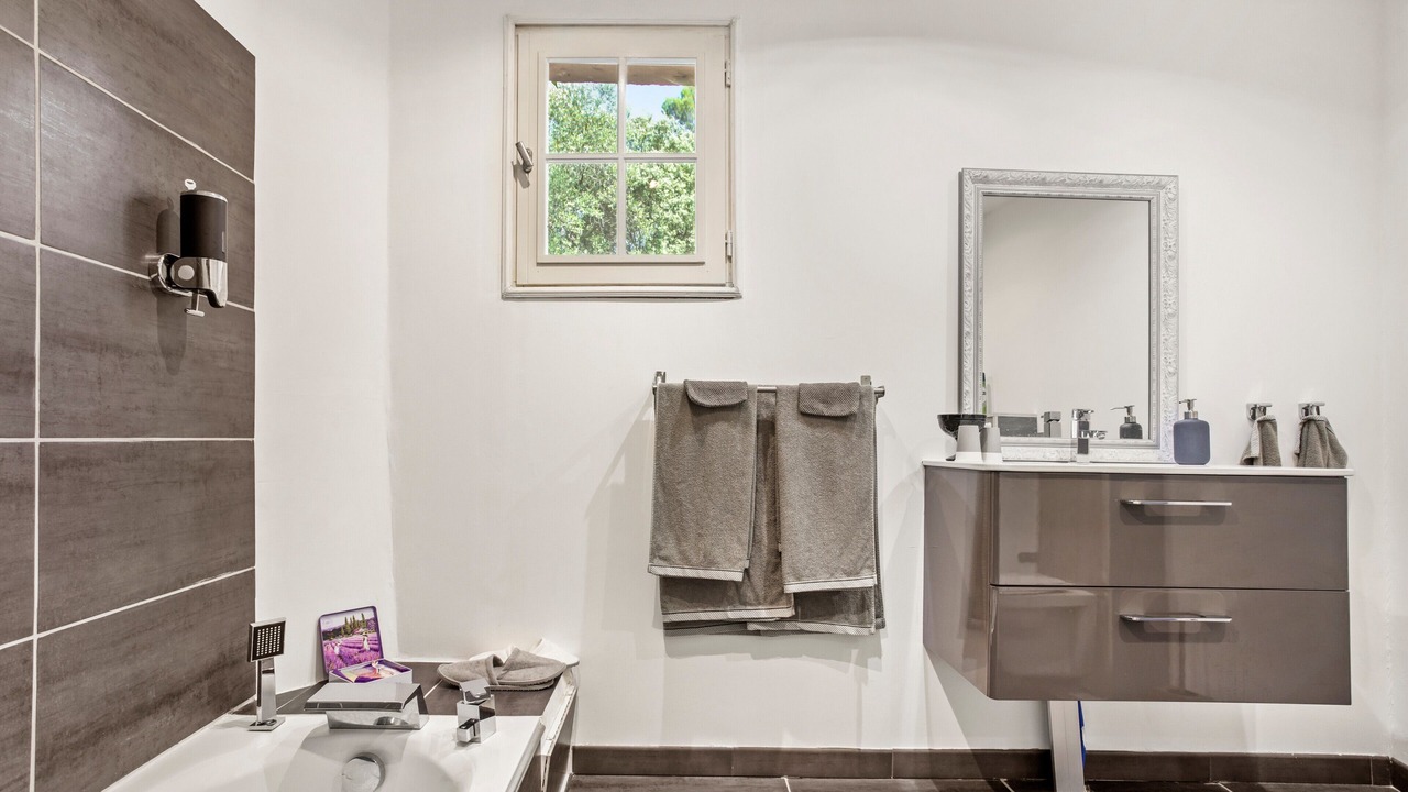 Photo of Bathroom in La Roquebrussanne