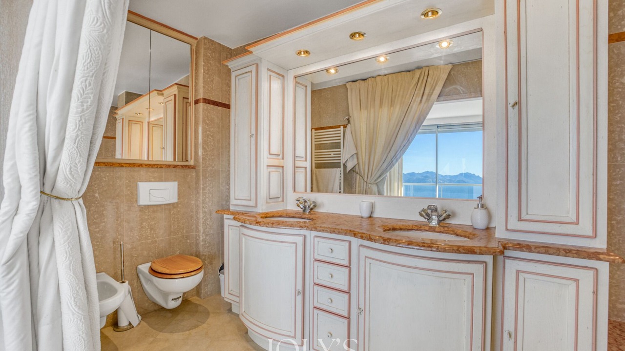 Photo of Bathroom in California - Pezou