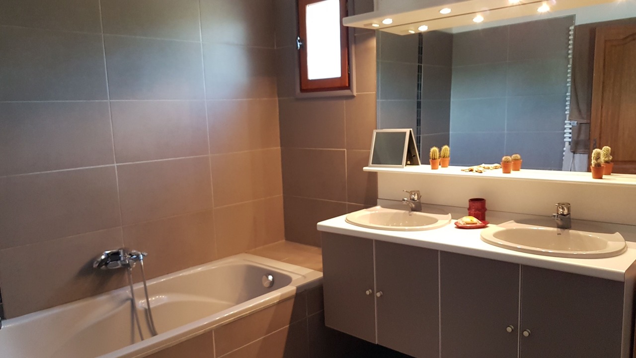 Photo of Bathroom in La Fare-les-Oliviers