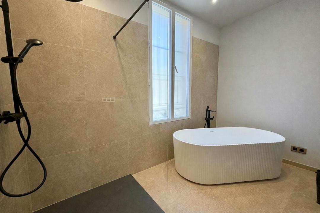 Photo of Bathroom in California - Pezou