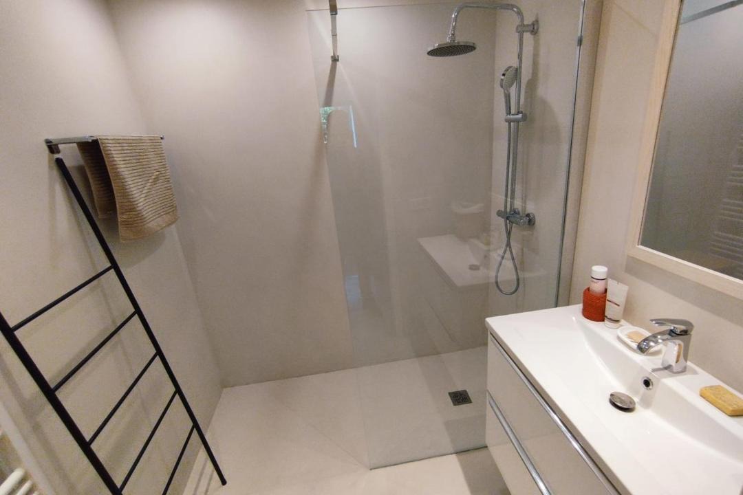 Photo of Bathroom in California - Pezou