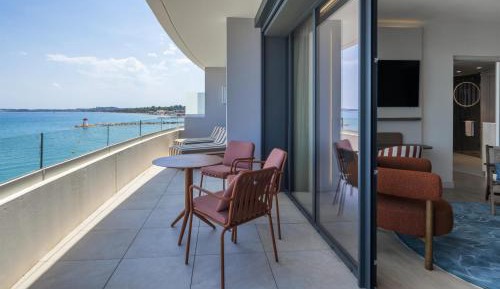 Marina Bay Suite with Sea View