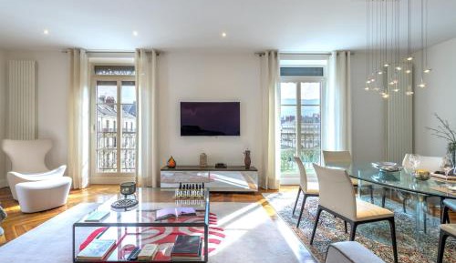Two-Bedroom Apartment with Mountain View