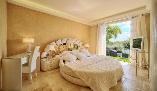 King Room with Spa Bath