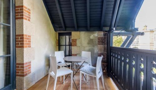 Cottage Apartment with Balcony - Garden Side
