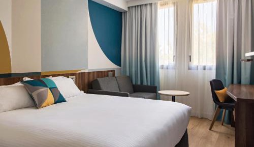 Standard Queen Room with Single Sofa Bed