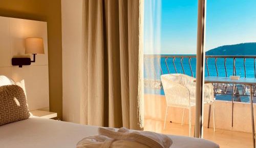 Superior Queen Room with Balcony and Sea View - Non-Smoking