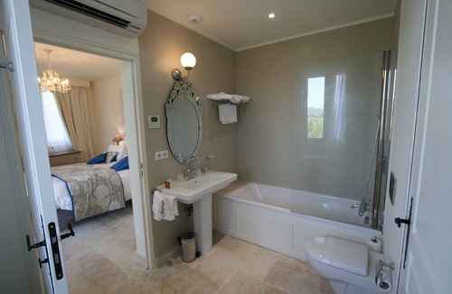 Charols Hotel | Château les Oliviers de Salettes