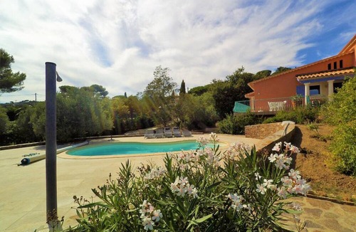 Plage de la Garonnette House | Bright House in Sainte-Maxime with Private Pool