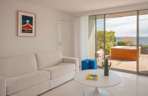 Le Lavandou Hotel | Hôtel Les Roches – Relais & Châteaux