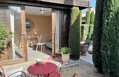 Eygalieres House | Cosy retreat in Eygalieres with artist studio. Walking distance to the village