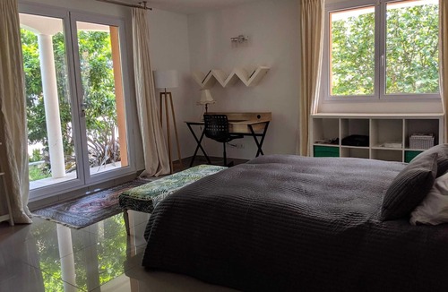 Rognac Villa | Homerez - Big villa for 10 ppl. with swimming-pool and garden at Rognac