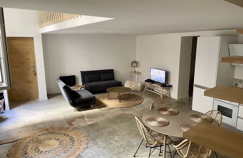 Ecusson Apartment | Beautiful Loft in the Historic center of Montpellier (4/to 8 persons)