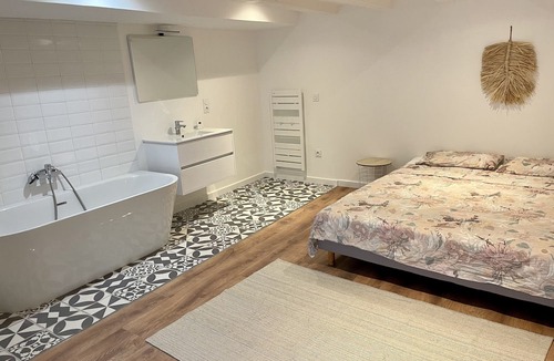 Ecusson Apartment | Beautiful Loft in the Historic center of Montpellier (4/to 8 persons)