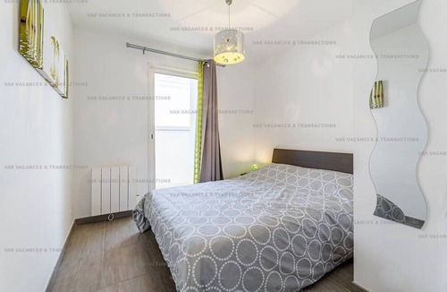 Les Sablettes Apartment | Apartment with sea view, 3 bedrooms, air conditioning, WiFi, beach on foot