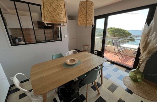 Sanary-sur-Mer Apartment | Sea view apartment with terrace facing Portissol beach for 6