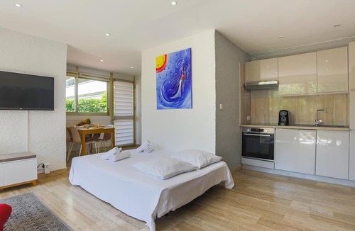 California - Pezou Apartment | Studio A/C La Californie with patio by Olidesi