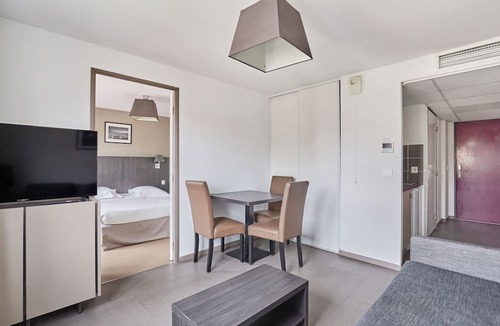 Les Chutes Lavie Condo | Suite Climatisée. 200m du Métro. Wi-Fi GRATUIT