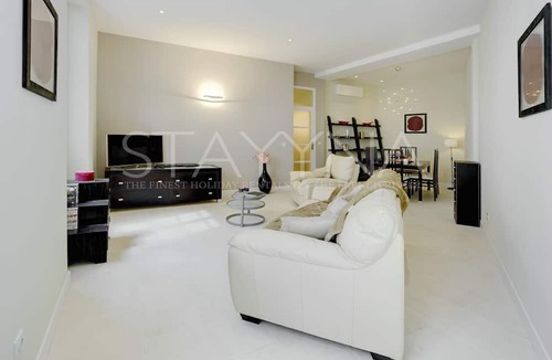 Carre d'Or Apartment | Fuchsia 1 bedroom apartment VRBO