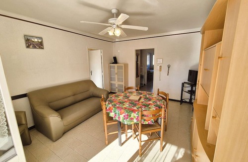 Six-Fours-les-Plages Apartment | Apartment 150 meters from the beach, Wi-Fi.