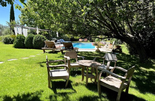 Carpentras Apartment | Guesthouse "Attic Apartment Room" with Shared Pool, Wi-Fi, and Air Conditioning