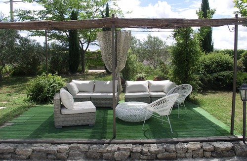 Carpentras Apartment | Guesthouse "Attic Apartment Room" with Shared Pool, Wi-Fi, and Air Conditioning