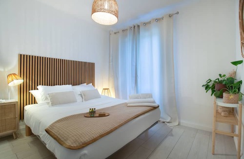 Couronne Urbaine Apartment | Stunning 3-bedrooms apartment steps from La Rotonde- AC and parking -