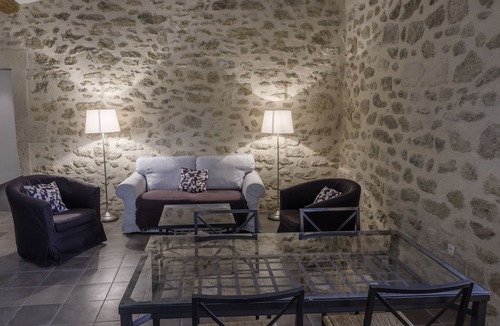 Colonzelle Cottage | Holiday Home 'Atelier' with Shared Pool, Private Garden and Wi-Fi