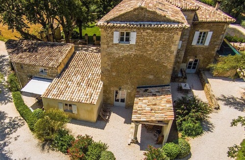 Colonzelle Cottage | Holiday Home 'Atelier' with Shared Pool, Private Garden and Wi-Fi