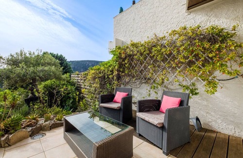 Mandelieu-La-Napoule Apartment | Studio Apartment 'Rez-de-villa Avec Piscine' with Sea View, Shared Pool and Wi-Fi