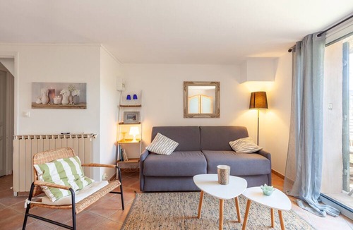 La Garde Apartment | Charming Apartment 'Logement de charme les Araucarias' with Shared Pool, Private Terrace & Wi-Fi