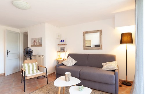 La Garde Apartment | Charming Apartment 'Logement de charme les Araucarias' with Shared Pool, Private Terrace & Wi-Fi