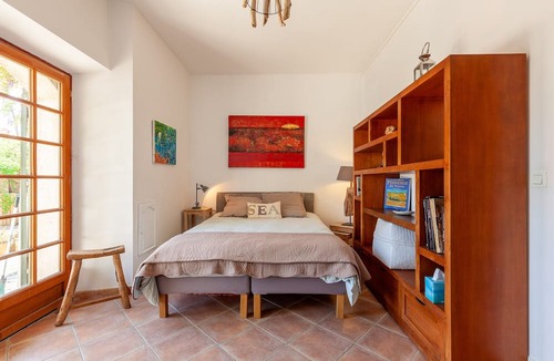 La Garde Apartment | Charming Apartment 'Logement de charme les Araucarias' with Shared Pool, Private Terrace & Wi-Fi