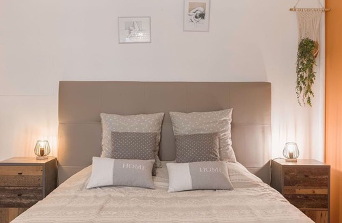 Prado - Republique Apartment | La Maison Fleurie, Beautiful 2 Br Apartment With Garden By Halldis