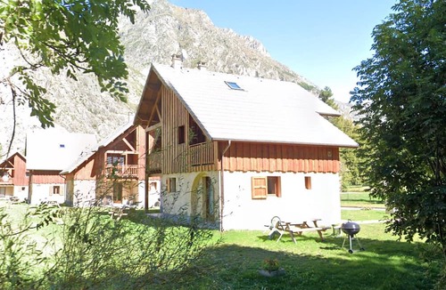 La Chapelle-en-Valgodemard Ski Chalet | 6/8 person duplex apartment in a chalet in the heart of the Ecrins mountains